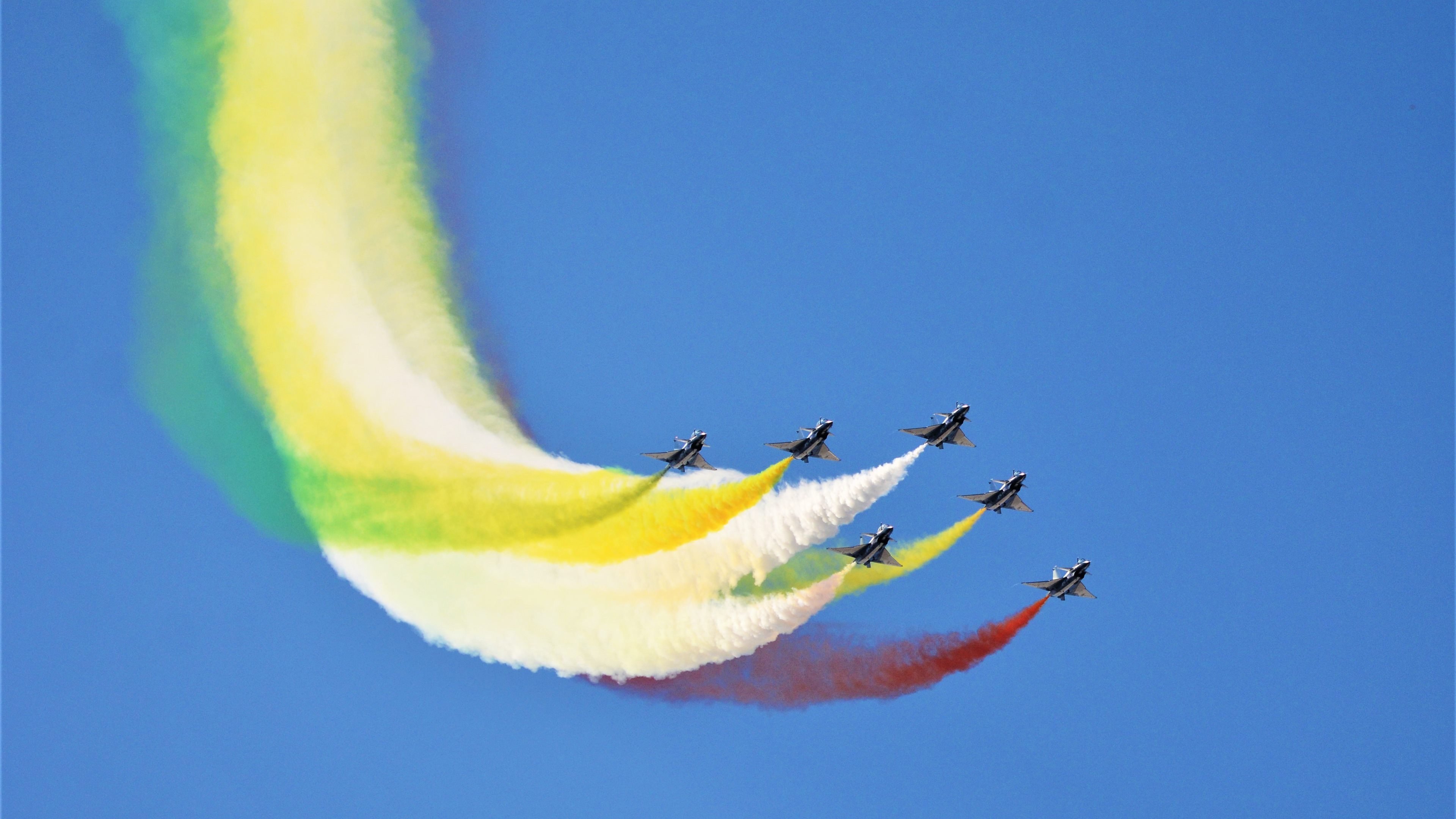 曼城中场调度精准打乱对手防守节奏，曼城主力中场